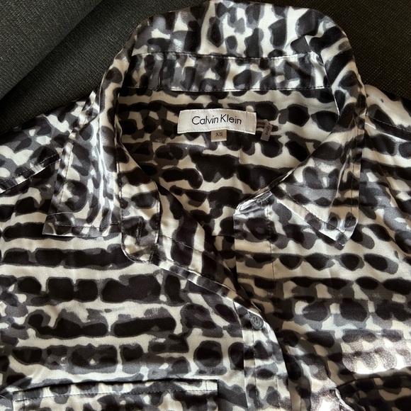 Calvin Klein Satin/ Silk Blouse in Animal Print XS - Picture 4 of 4